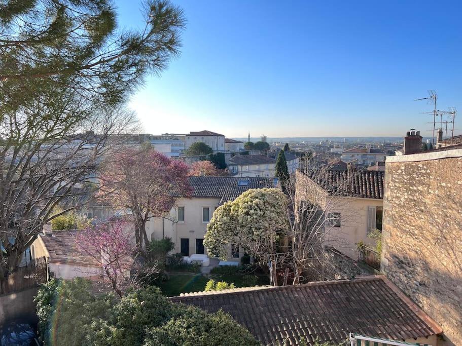 une vue d'une ville avec des bâtiments et des arbres dans l'établissement Nîmes centre Superbe studio, à Nîmes