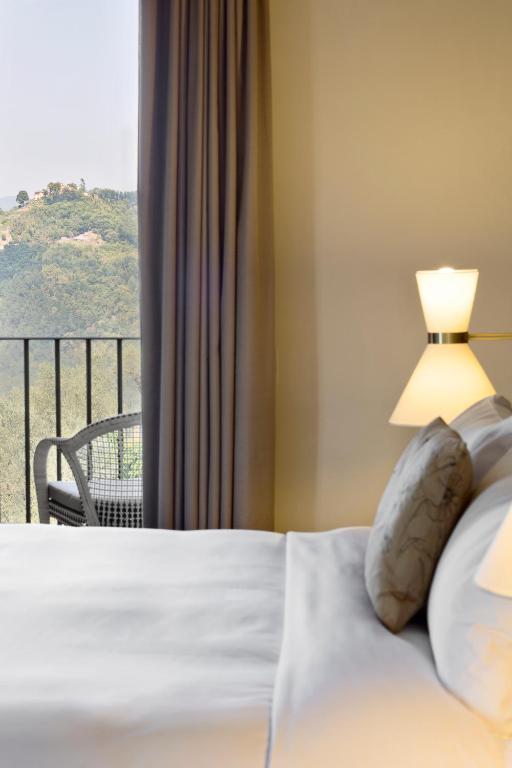 Łóżko lub łóżka w pokoju w obiekcie Renaissance Tuscany Il Ciocco Resort & Spa