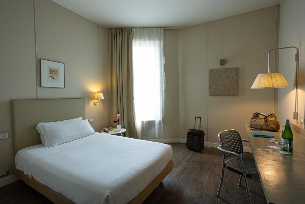 Postel nebo postele na pokoji v ubytování Cosmo Hotel Palace