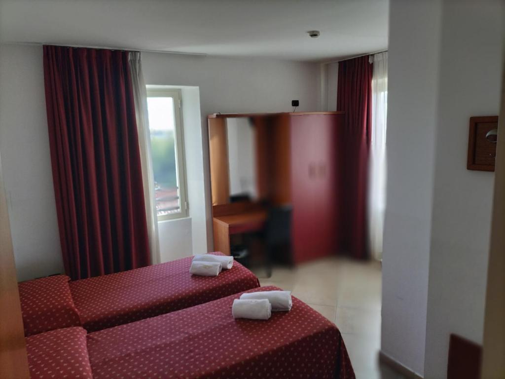 A bed or beds in a room at Hotel Della Volta