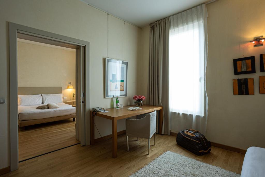 Postel nebo postele na pokoji v ubytování Cosmo Hotel Palace