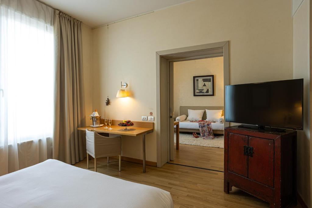 TV a/nebo společenská místnost v ubytování Cosmo Hotel Palace