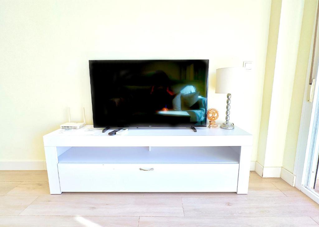 Televízia a/alebo spoločenská miestnosť v ubytovaní Great studio on the Beachfront in the Center of Marbella