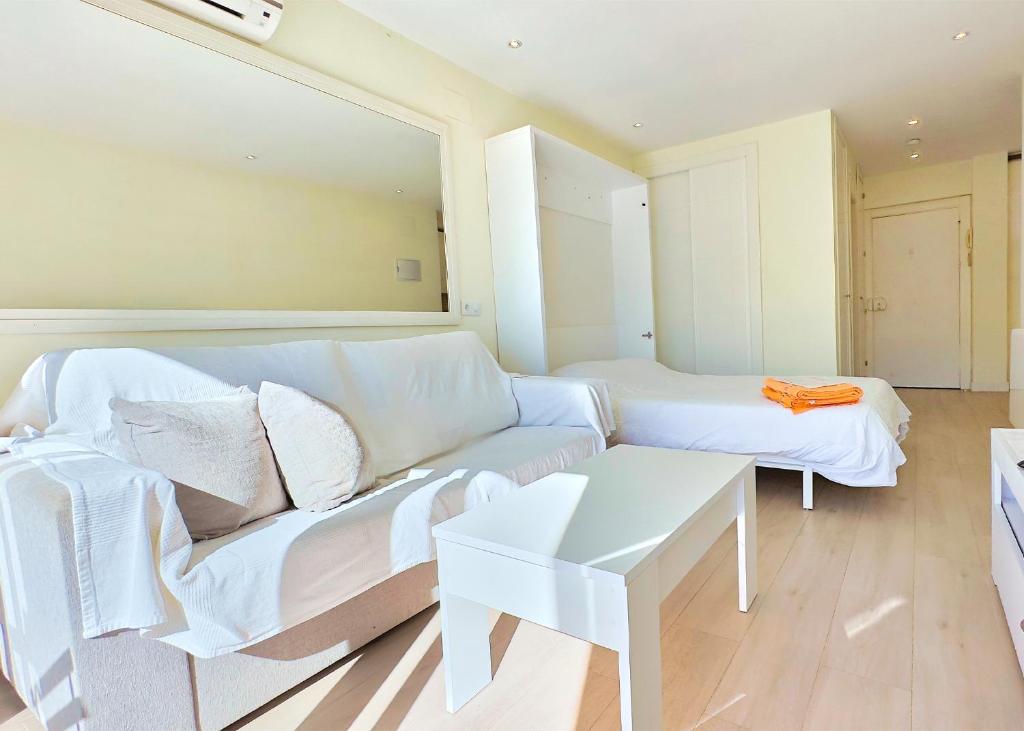 Posteľ alebo postele v izbe v ubytovaní Great studio on the Beachfront in the Center of Marbella