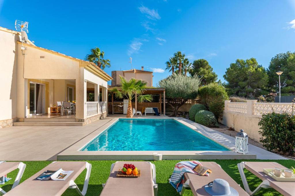 uma villa com uma piscina num quintal em Villa Mila 10 - PlusHolidays em Calpe
