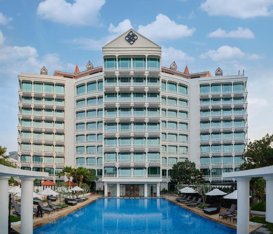 ein großes Hotel mit Pool davor in der Unterkunft The Robertson House managed by The Ascott Limited in Singapur