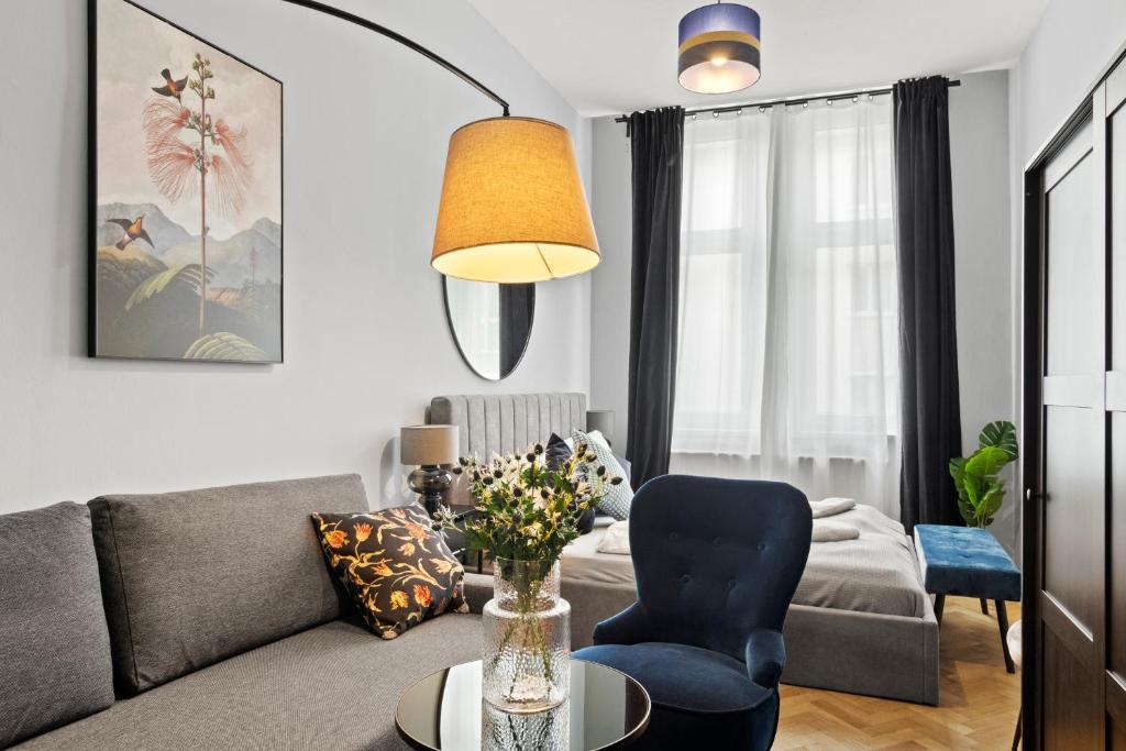 ein Wohnzimmer mit einem Sofa und einem Tisch in der Unterkunft 5 Bedrooms - 143 m² - Near Main Station in Wien