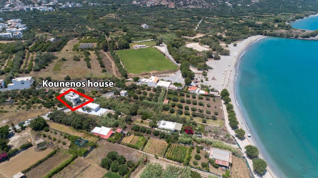 - une vue aérienne sur la maison komos et la plage dans l'établissement Kounenos House, à Istron