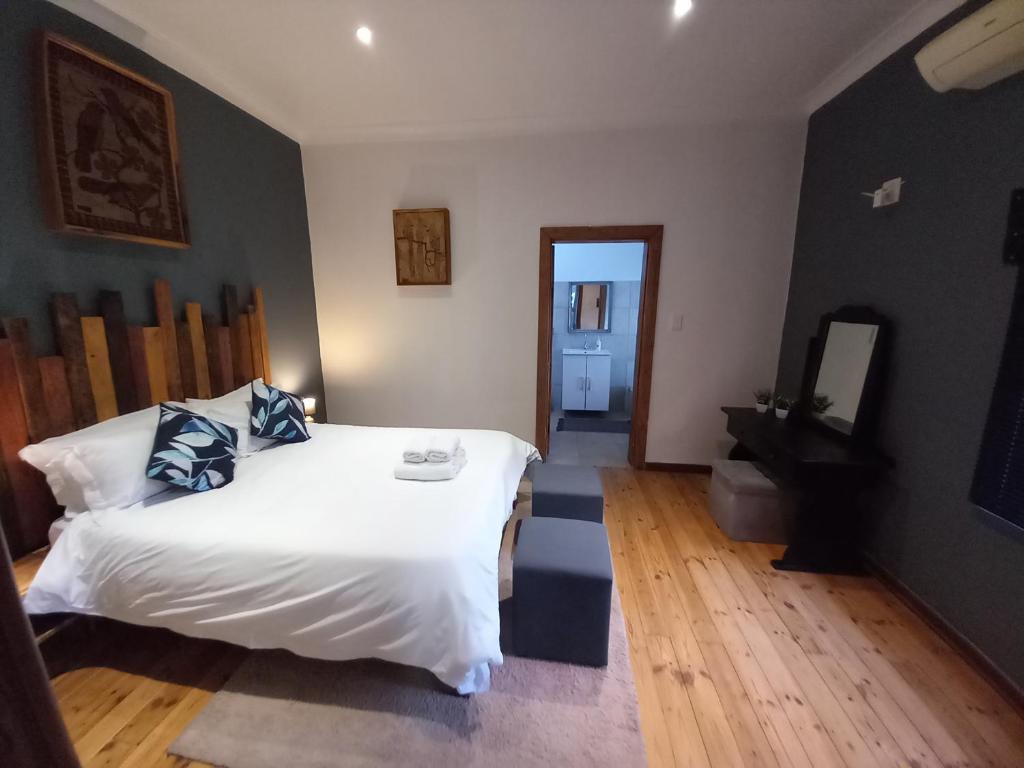 Postel nebo postele na pokoji v ubytování 7 On Grey Guesthouse