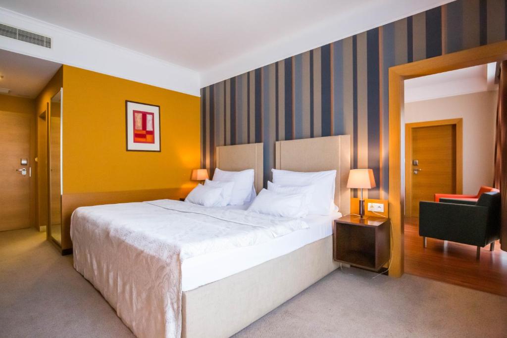 Posteľ alebo postele v izbe v ubytovaní IMPIQ Hotel