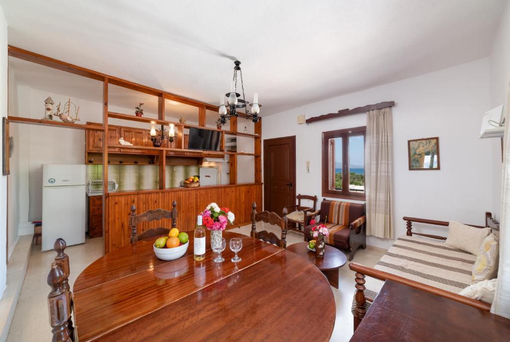 kuchnia i salon z drewnianym stołem w obiekcie Kounenos House w mieście Istro