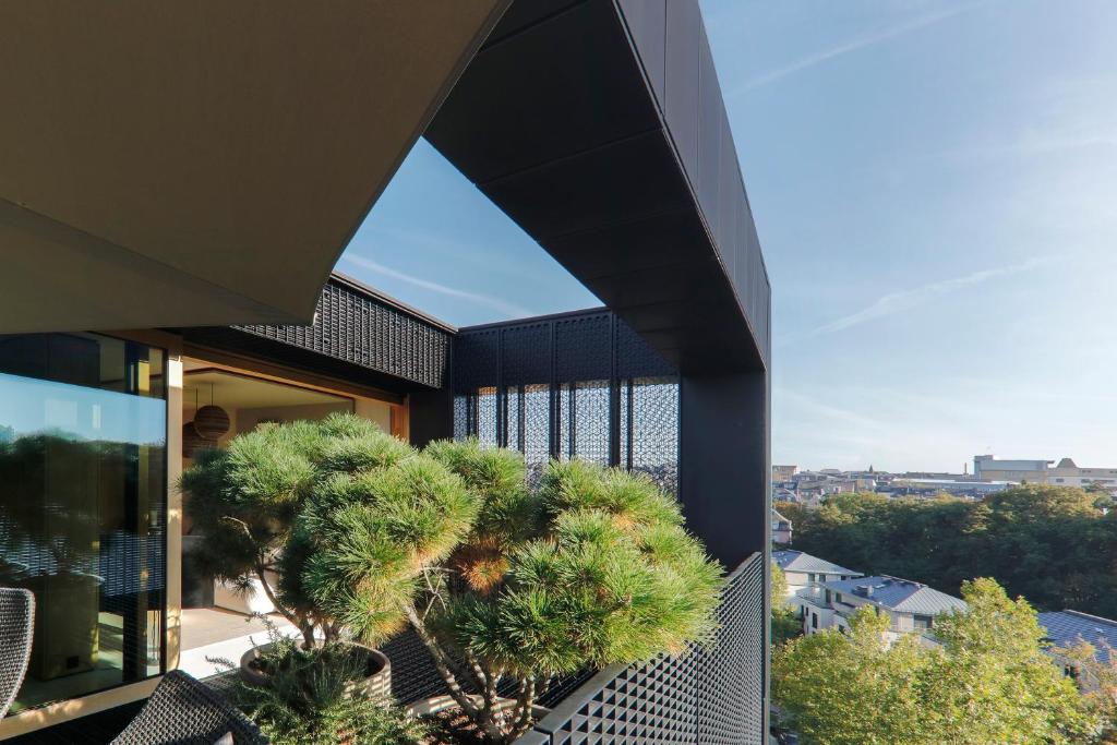 een uitzicht vanaf het balkon van een huis met bomen bij Rise - Penthouse Suite with Terrace in Luxemburg