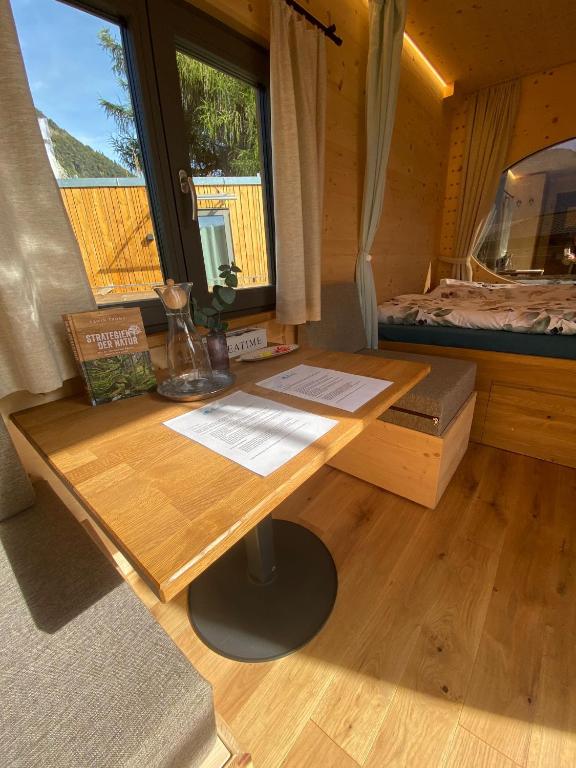 インターラーケンにあるUnique Tiny Eco Lodges with gorgeous views to Jungfrau Massivのベッド付きの部屋の木製デスク