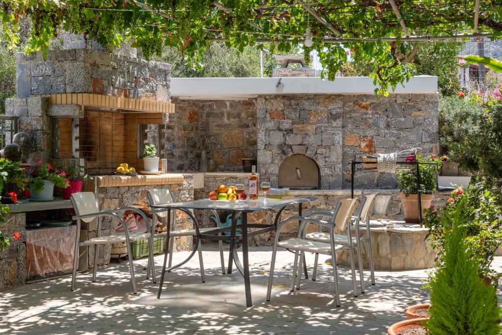 Patio lub wspólna przestrzeń na świeżym powietrzu w obiekcie Kounenos House
