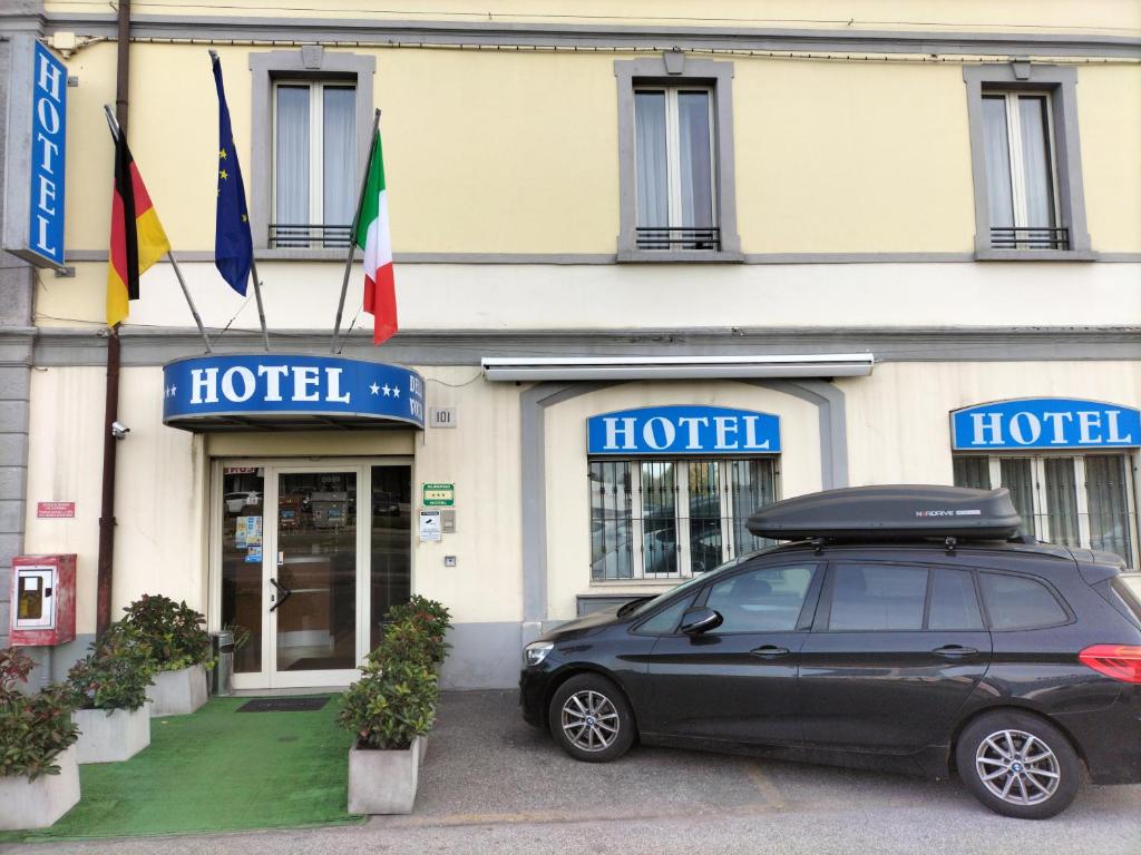 una macchina nera parcheggiata di fronte a un hotel di Hotel Della Volta a Brescia