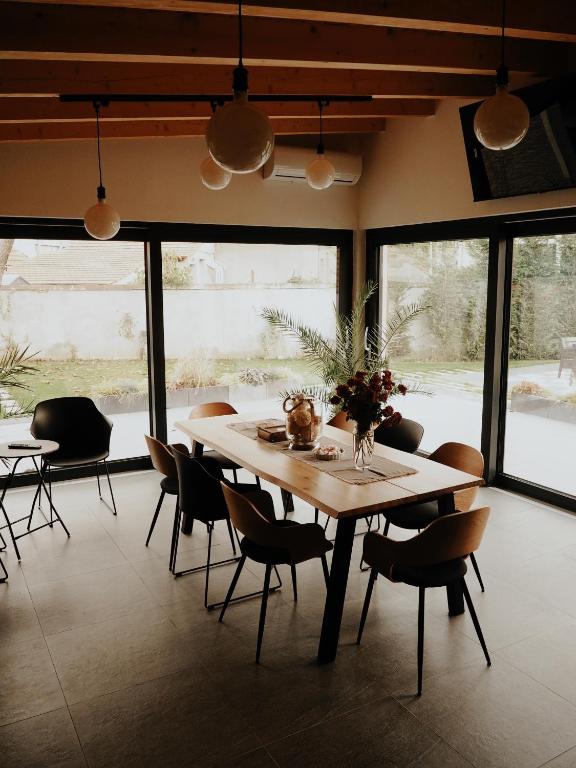 a dining room with a table and chairs at Verte House in Alba Iulia