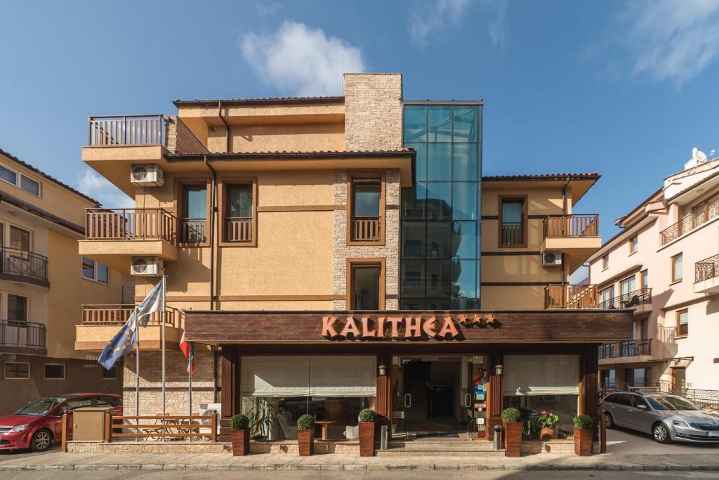 um edifício com um sinal que lê kahlinka em Kalithea Family Hotel em Sozopol