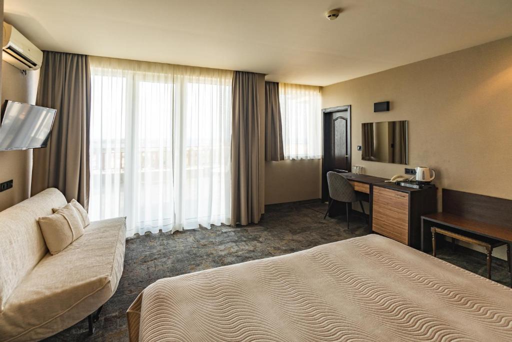 Postel nebo postele na pokoji v ubytování Kalithea Family Hotel