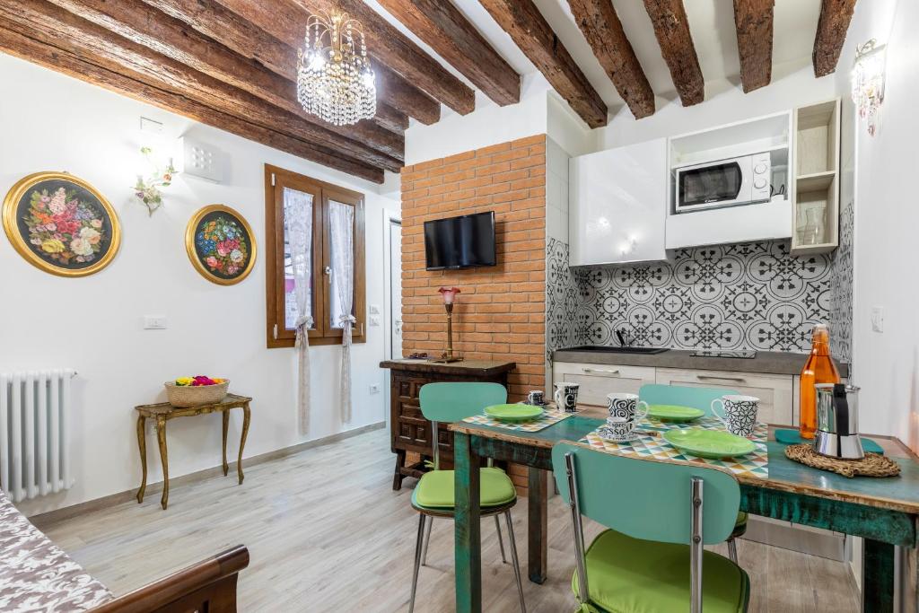 Venice downtown with private garden, Venice (updated prices 2024)