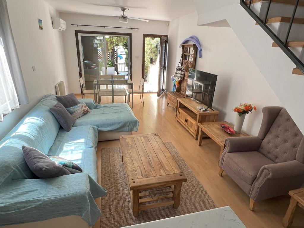 Χώρος καθιστικού στο Aphrodite's gardens entire townhouse 400 m to the sea