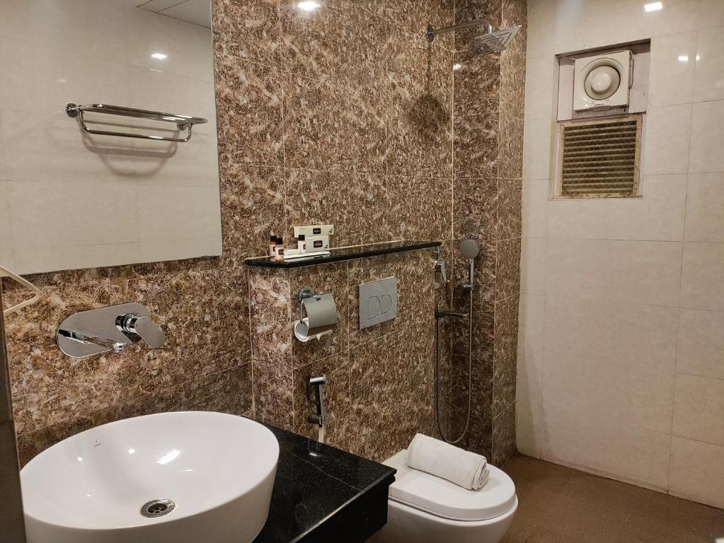 Koupelna v ubytování Sambhabana Hotel & Suites