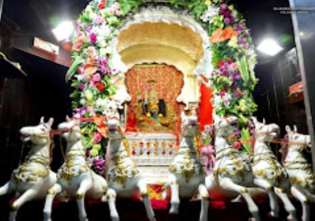 um grande altar com uma estátua de um santuário em Hotel Bhaktavatsal Tuljapur em Tuljapur