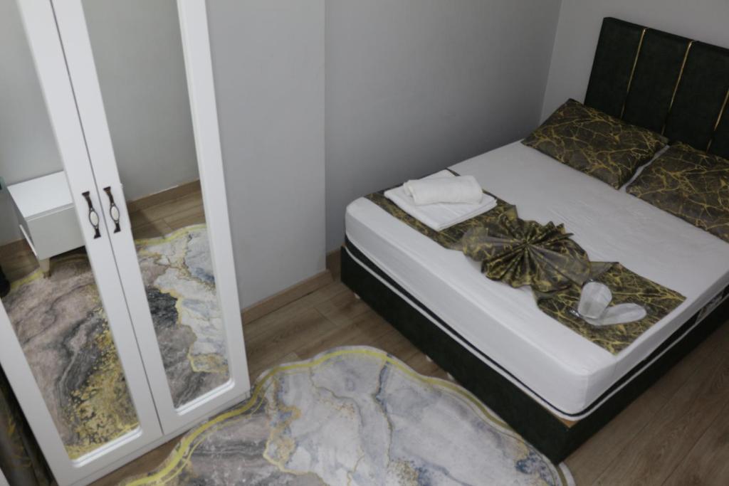 um pequeno quarto com uma cama e um espelho em The Pashaam Suit em Istambul