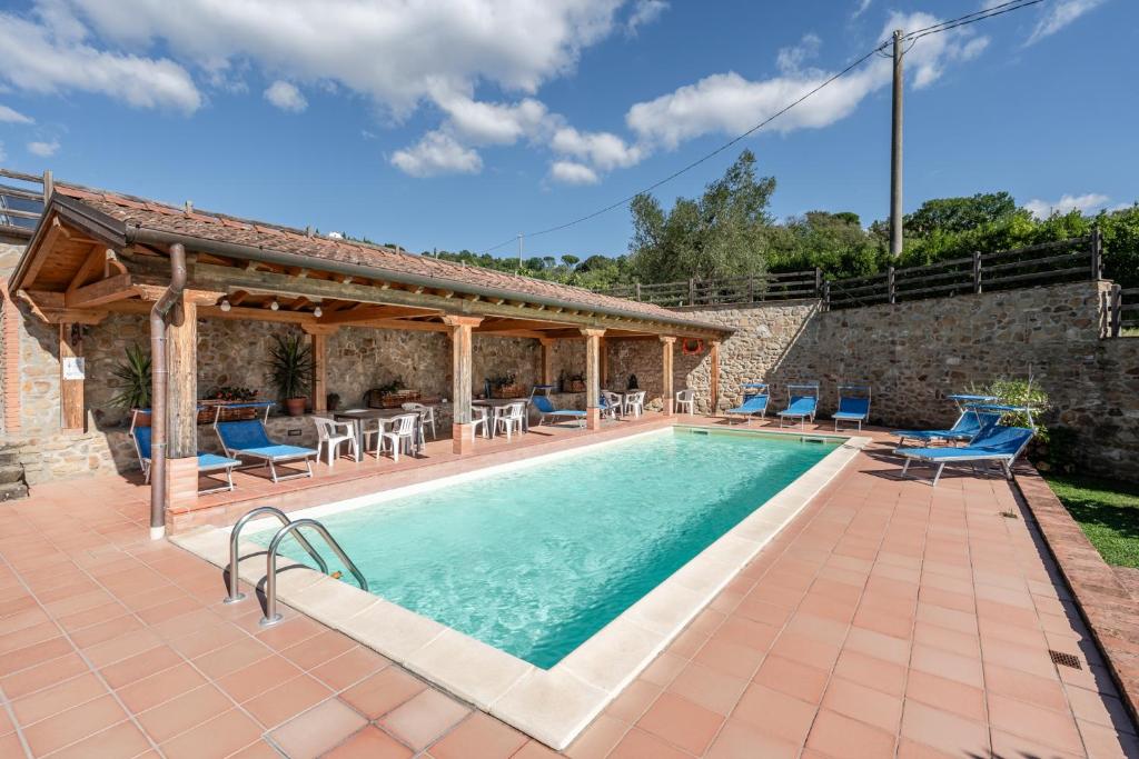 een afbeelding van een zwembad in een huis bij Agriturismo Fadanelli La Colombaia in Lamporecchio