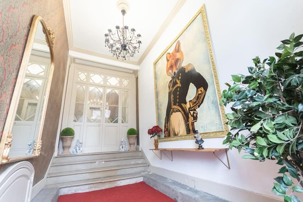 Cette chambre est dotée d'une peinture murale et d'un tapis rouge. dans l'établissement Immeuble L'Aristocrate - Le Boho- Bd Carnot, à Angers