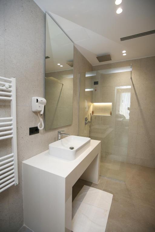 Koupelna v ubytování Charm Hotel