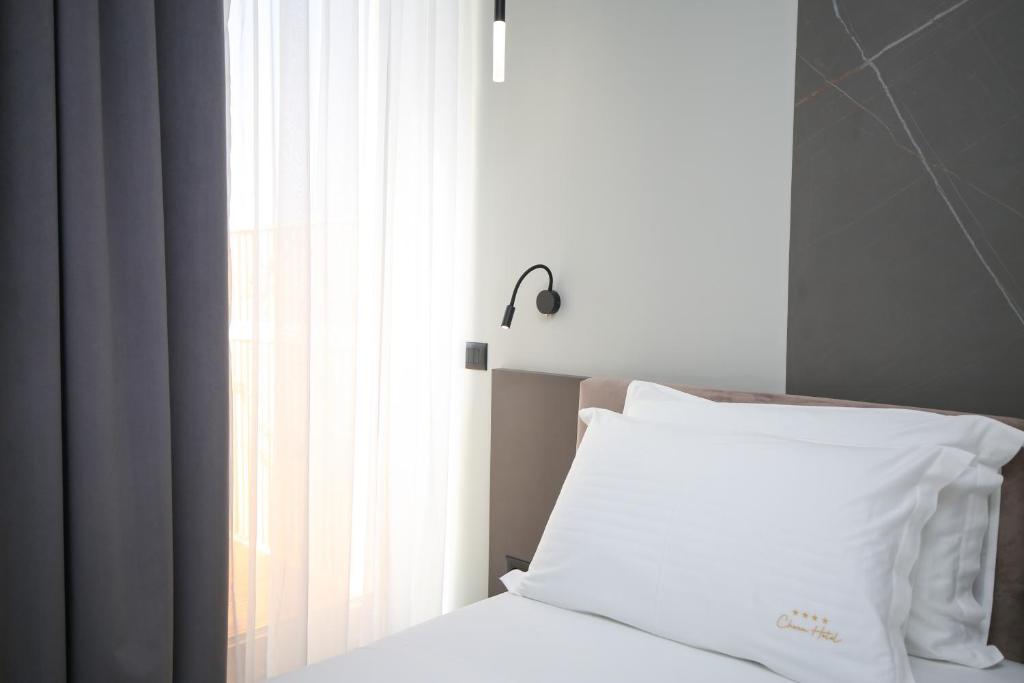 Postel nebo postele na pokoji v ubytování Charm Hotel
