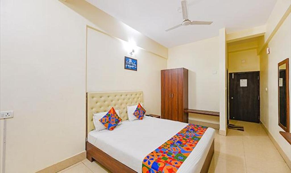 ein Schlafzimmer mit einem großen Bett in einem Zimmer in der Unterkunft FabHotel Triple Tree in Bhubaneshwar