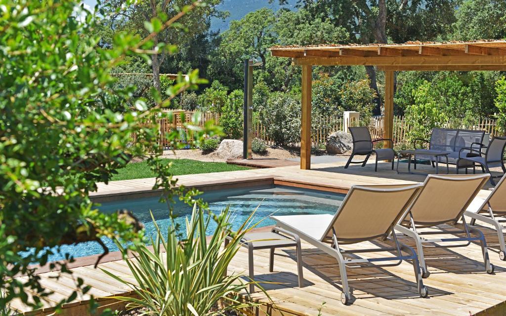 une cour avec une piscine, des chaises et un kiosque dans l'établissement Lodge La Myrthe, à Lecci