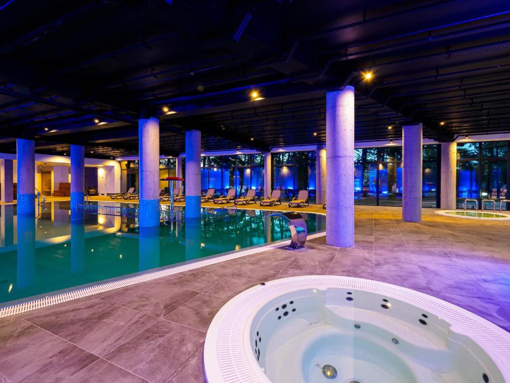 Bazén v ubytování Resort Król Plaza Spa & Wellness nebo v jeho okolí