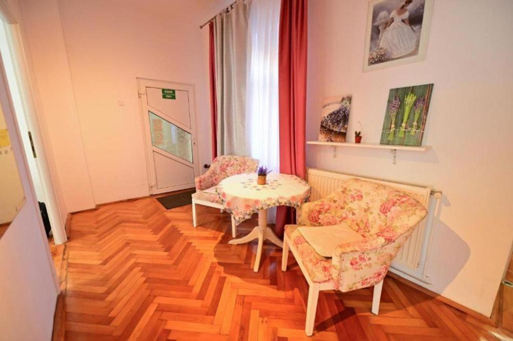- un salon avec une table et deux chaises dans l'établissement Apartament Naturo, à Sibiu