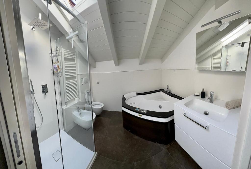 een badkamer met een bad, een toilet en een wastafel bij Casa Cambria in Como