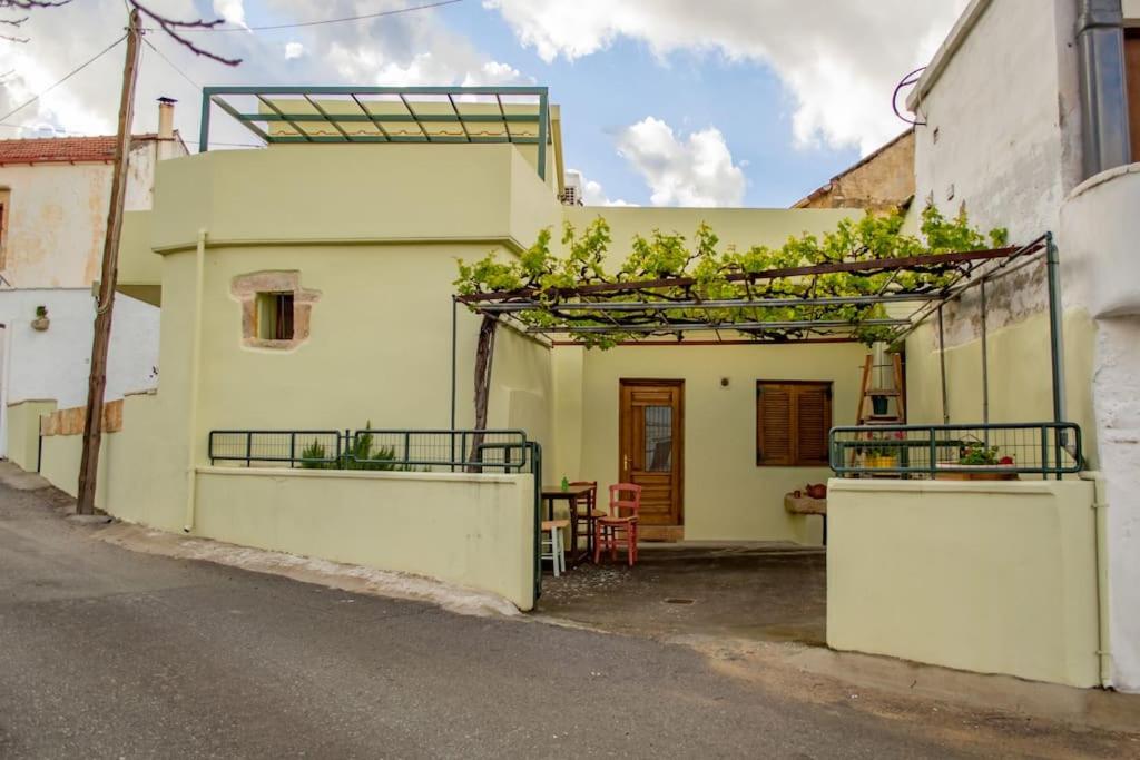 a white house with plants on the sides of it at Traditional house in Fres in Karés