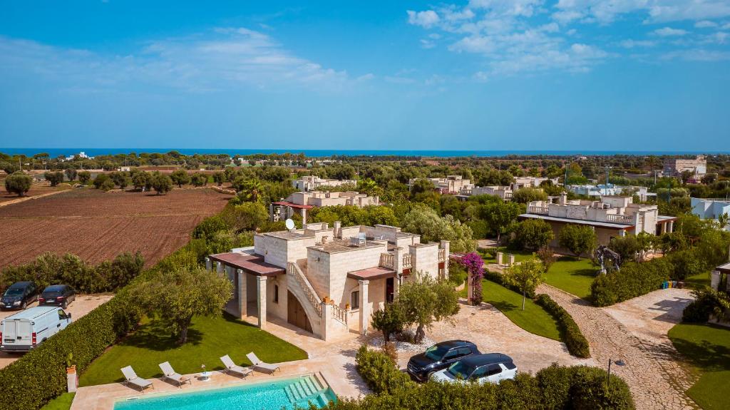 een luchtfoto van een groot huis met een tuin bij HelloApulia Family Villa with Pool, Lush Garden & BBQ - Near the Beache in Savelletri di Fasano