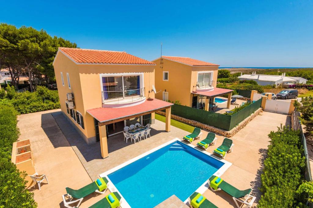 アス・マルカダルにあるVilla Garbo by Villa Plusのプール付きの家の航空写真