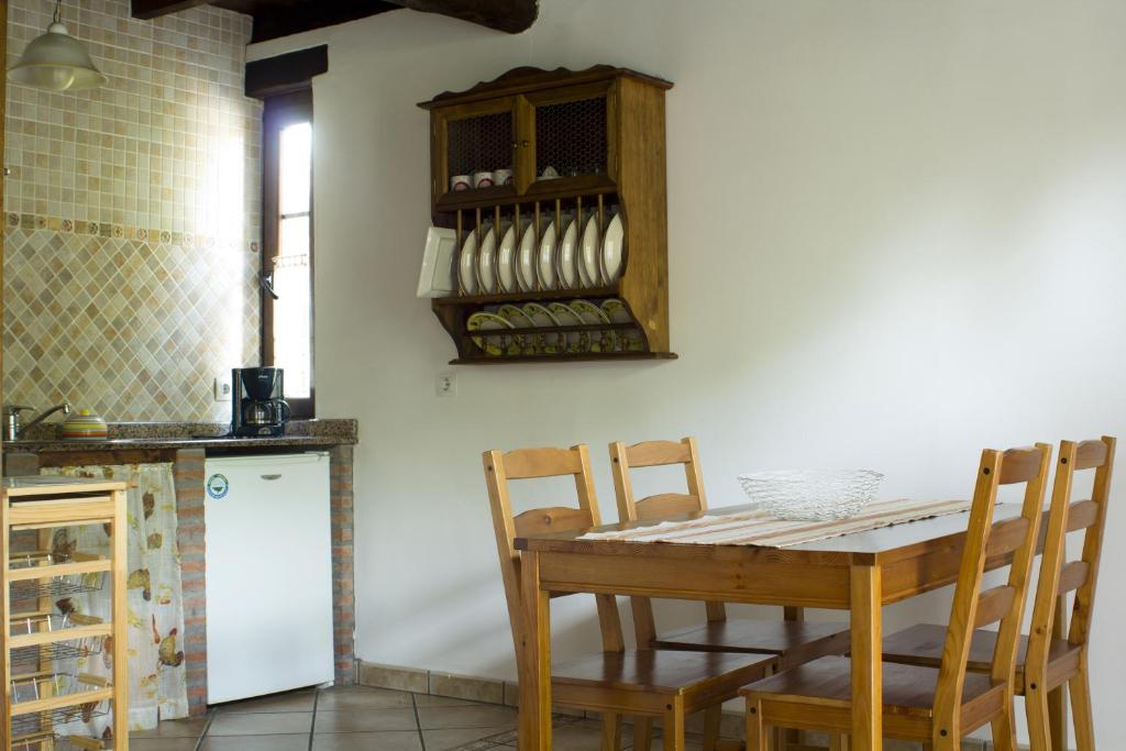 A kitchen or kitchenette at Apartamentos La Huertona