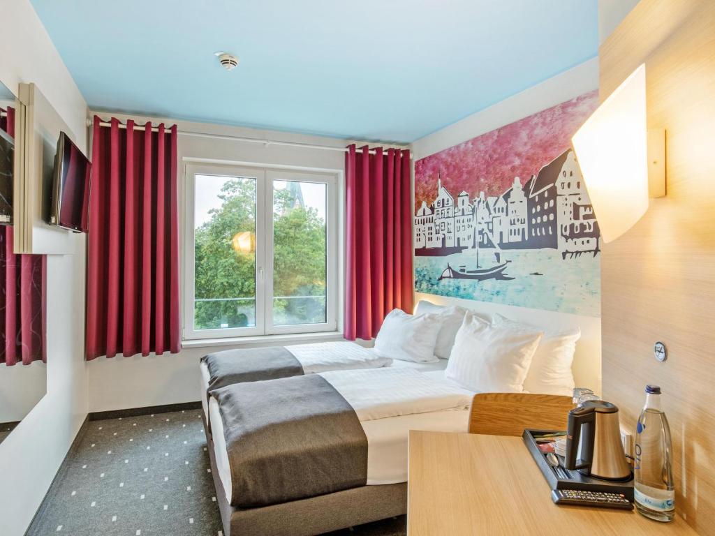 Postel nebo postele na pokoji v ubytování B&B Hotel Lüneburg