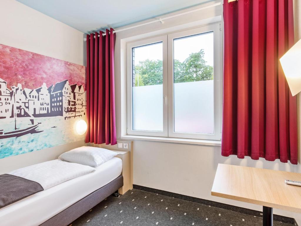 Postel nebo postele na pokoji v ubytování B&B Hotel Lüneburg