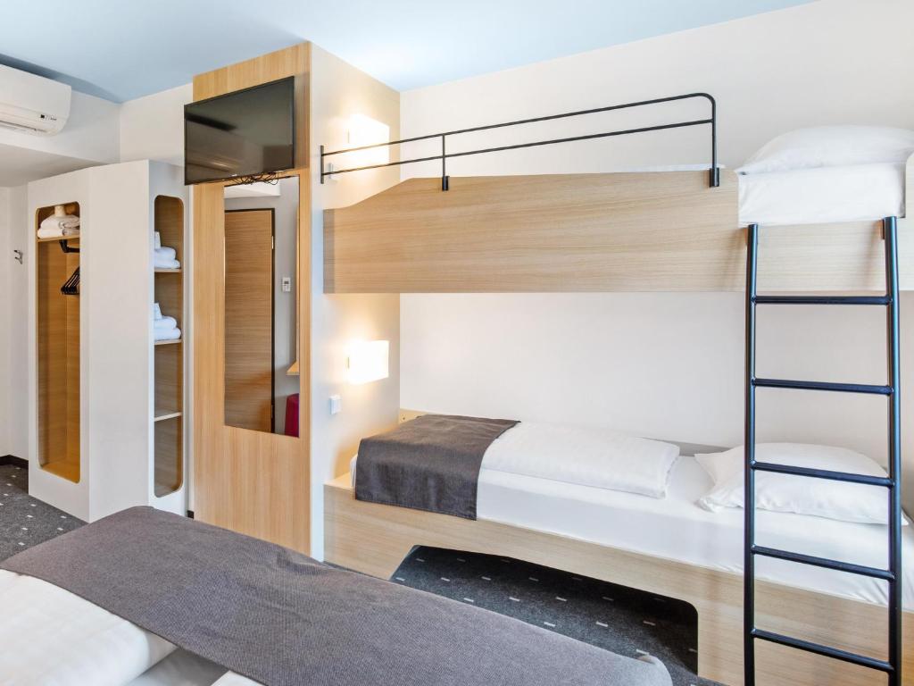 Postel nebo postele na pokoji v ubytování B&B Hotel Lüneburg