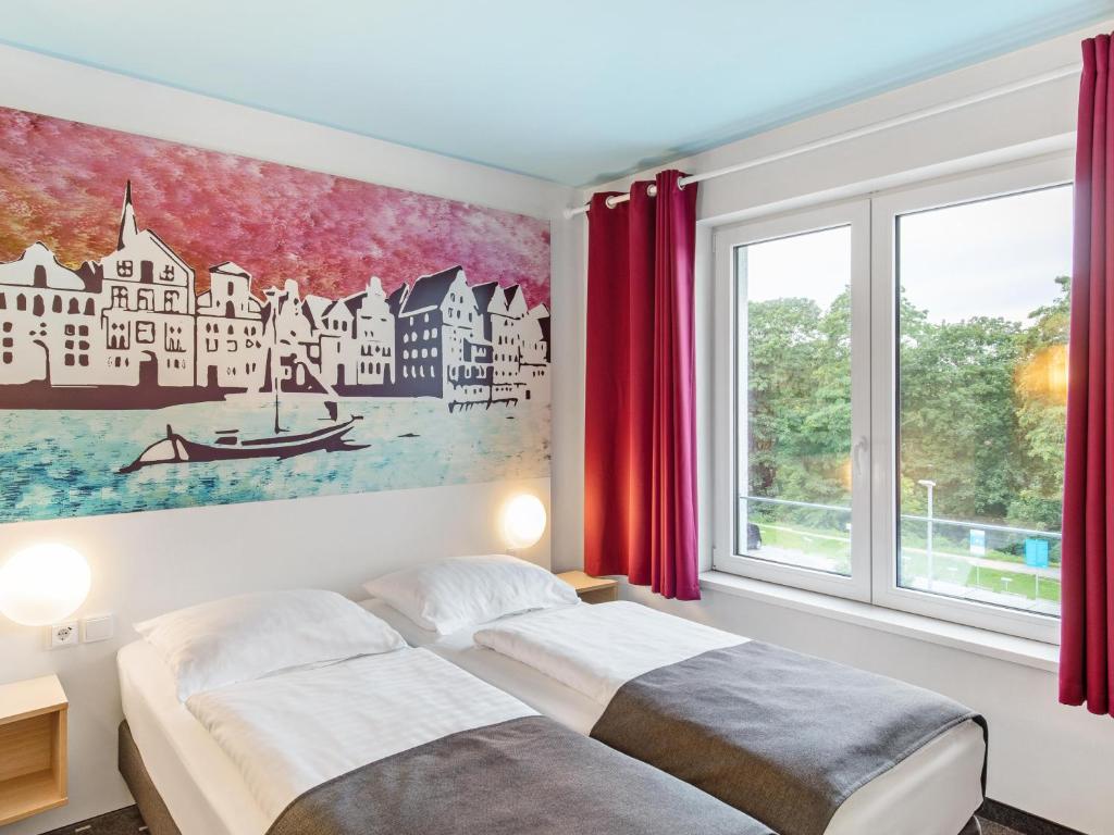Postel nebo postele na pokoji v ubytování B&B Hotel Lüneburg