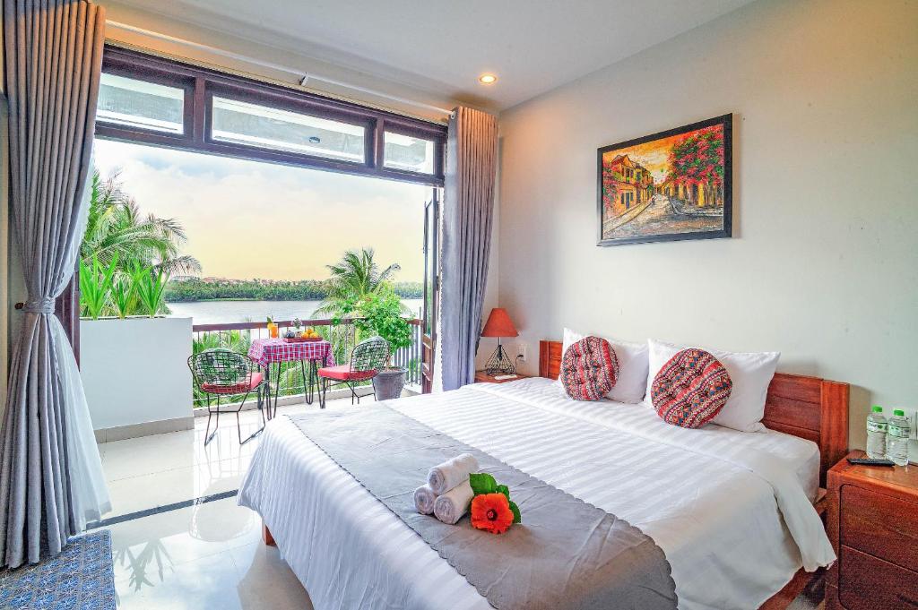 um quarto com uma cama com dois bichos de peluche em Phuoc Dat Riverside Homestay Hoi An em Hoi An
