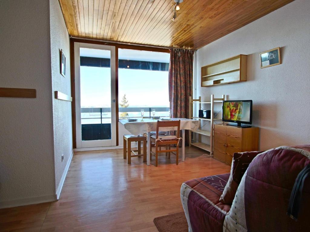 TV a/nebo společenská místnost v ubytování Spacieux studio 2 places proche pistes à Chamrousse avec balcon - FR-1-340-18