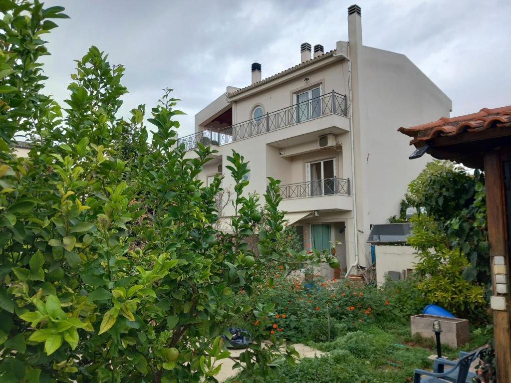 - un grand bâtiment blanc avec un balcon dans l'établissement pavlosloft, à Leondárion