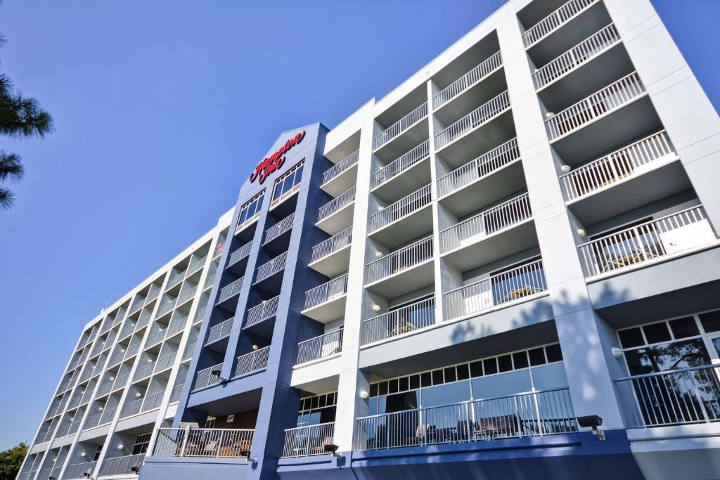 an image of the front of a hotel at Hampton Inn Mobile/East Bay in Daphne