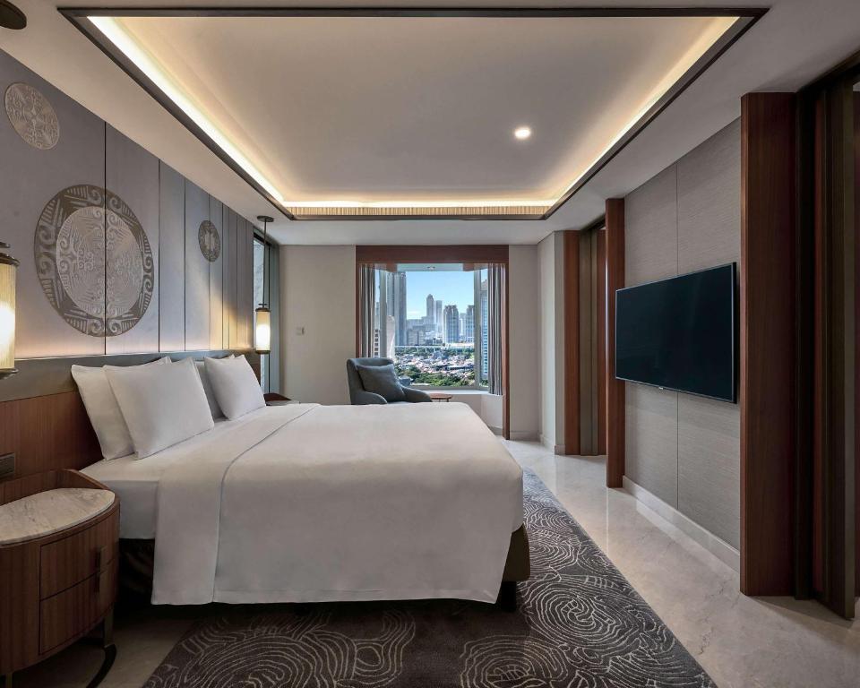 Postel nebo postele na pokoji v ubytování Grand Hyatt Jakarta
