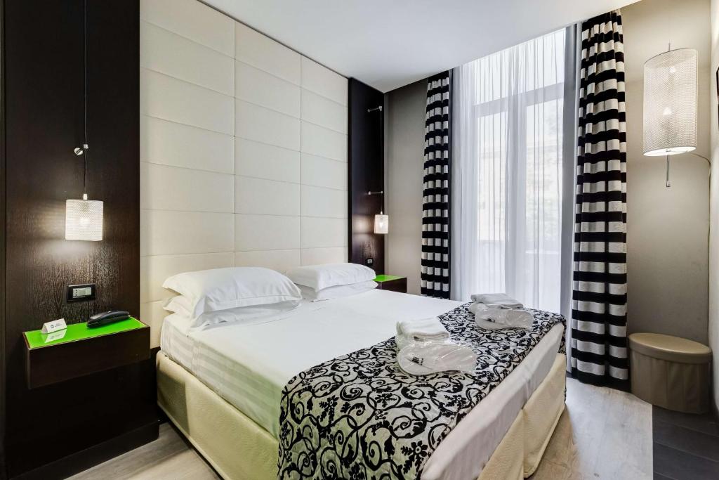 una camera d'albergo con letto e bagno di Best Western Cinemusic Hotel a Roma